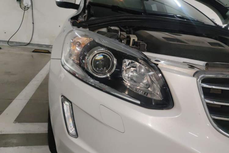 Used Volvo XC60 2017 T5 AWD Smart Upgrade Model Right Front Headlight