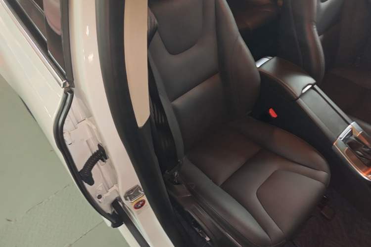 Used Volvo XC60 2017 T5 AWD Smart Upgrade Model Right Front Seat