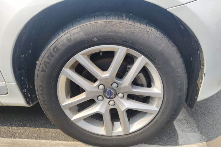 Used Volvo XC60 2017 T5 Smart Upgrade Edition Right Front Wheel Hub