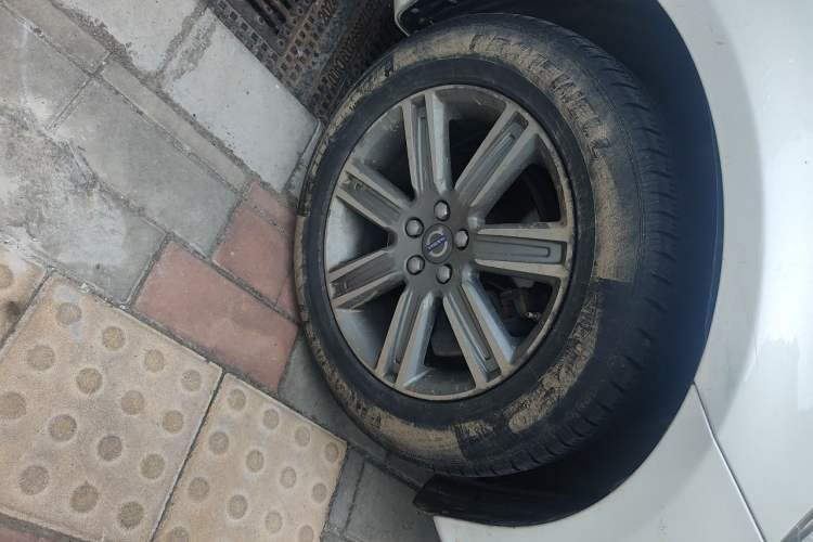 Used Volvo XC60 2017 T5 AWD Smart Range Edition Right Front Wheel Hub