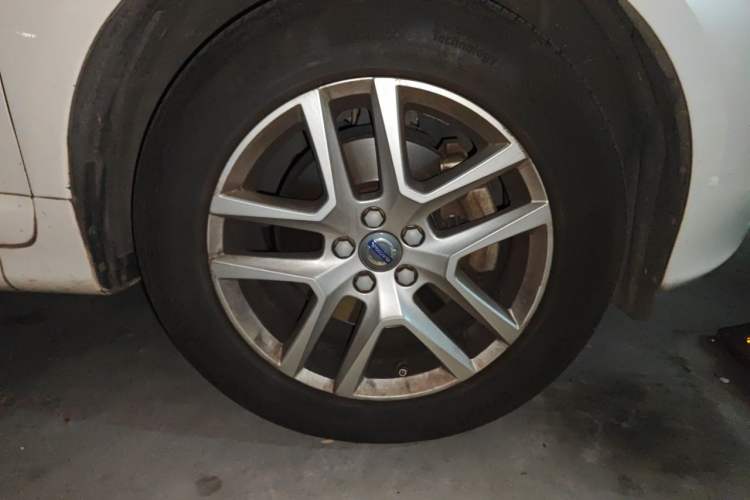 Used Volvo XC60 2017 T5 Smart Upgrade Edition Right Front Wheel Hub