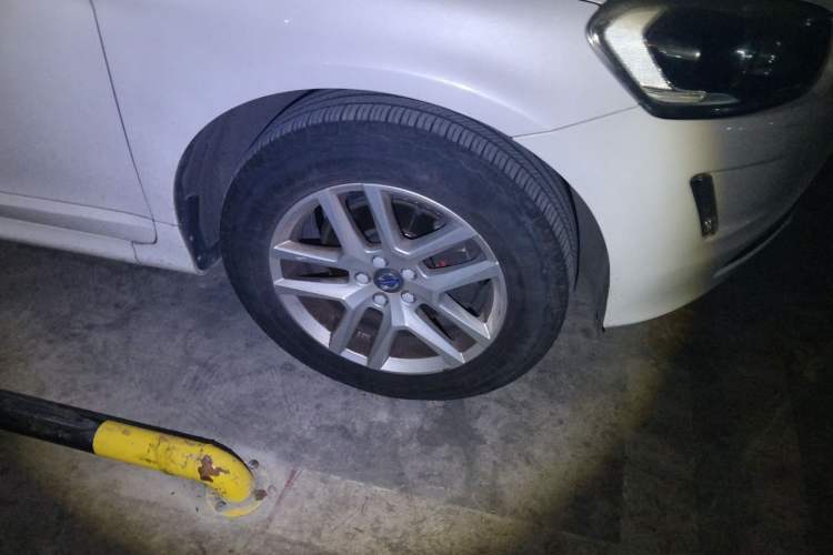 Used Volvo XC60 2017 T5 Smart Upgrade Edition Right Front Wheel Hub