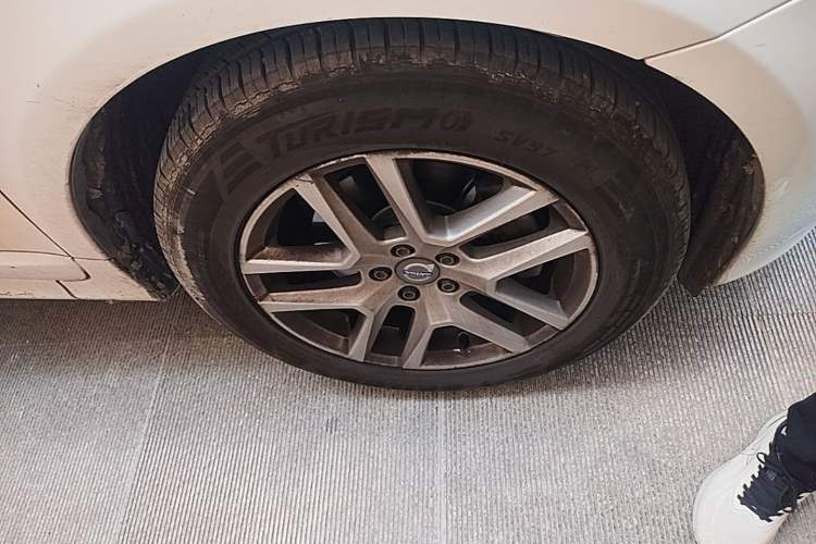 Used Volvo XC60 2017 T5 Smart Upgrade Edition Right Front Wheel Hub