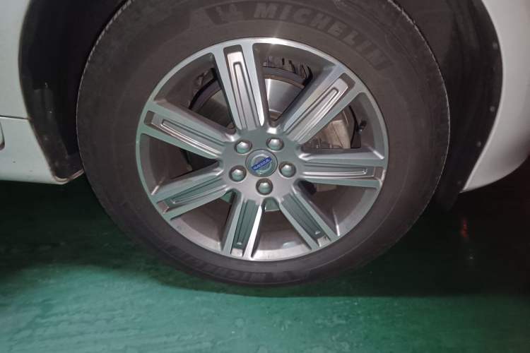 Used Volvo XC60 2017 T5 AWD Smart Range Edition Right Front Wheel Hub