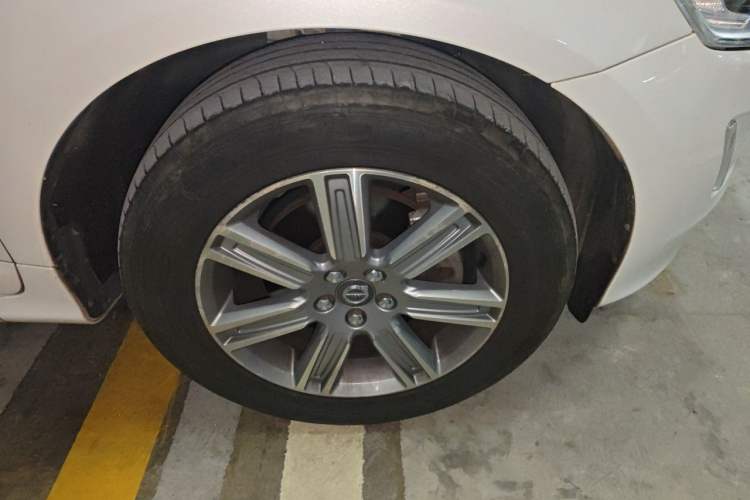 Used Volvo XC60 2017 T5 AWD Smart Upgrade Edition Right Front Wheel Hub