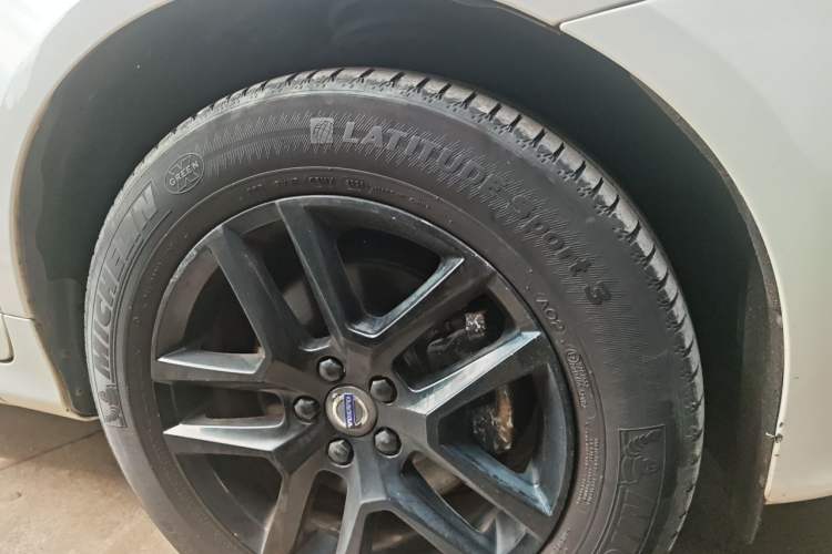 Used Volvo XC60 2017 T5 Smart Upgrade Edition Right Front Wheel Hub