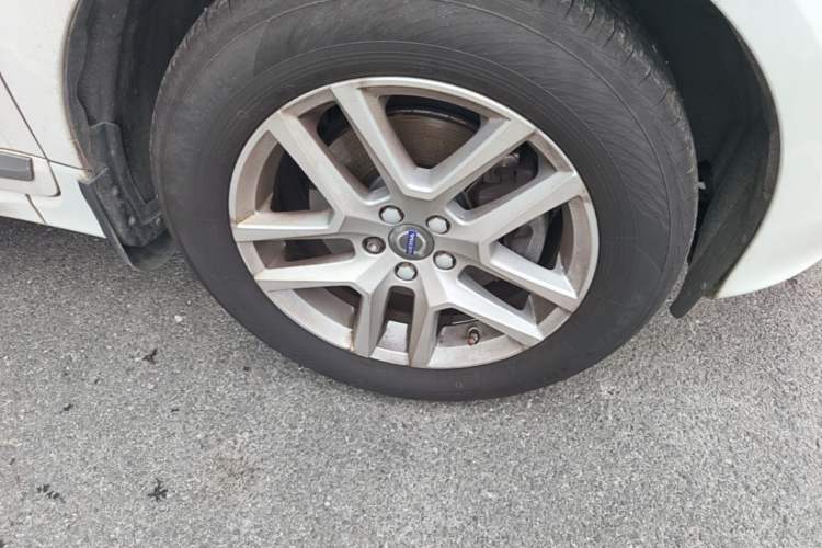 Used Volvo XC60 2017 T5 Smart Upgrade Edition Right Front Wheel Hub