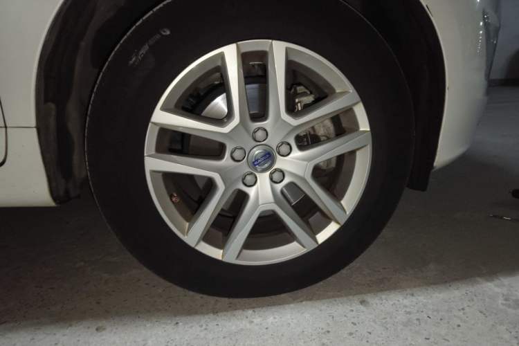 Used Volvo XC60 2017 T5 Smart Upgrade Edition Right Front Wheel Hub