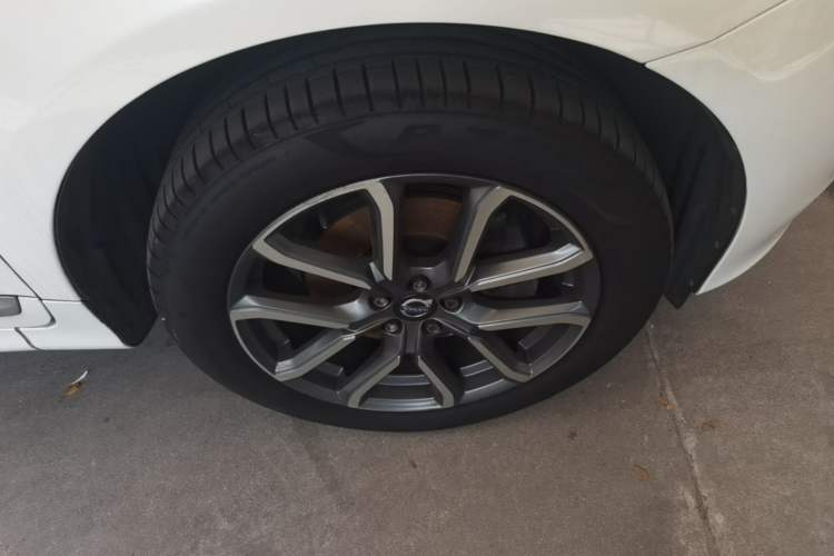 Used Volvo XC60 2017 T5 AWD Smart Upgrade Edition Right Front Wheel Hub