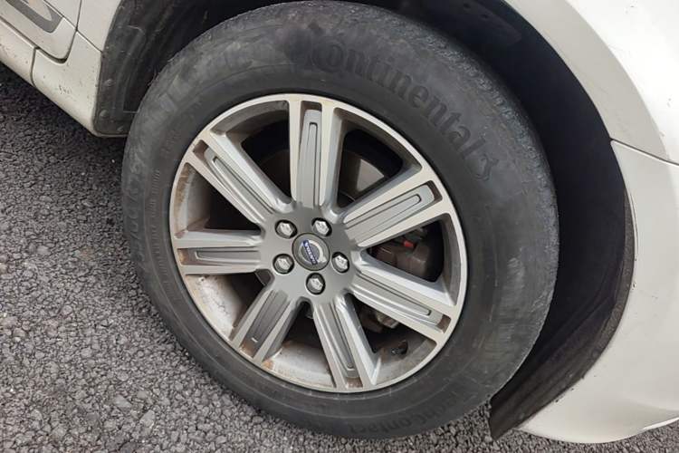 Used Volvo XC60 2017 T5 AWD Smart Range Edition Right Front Wheel Hub