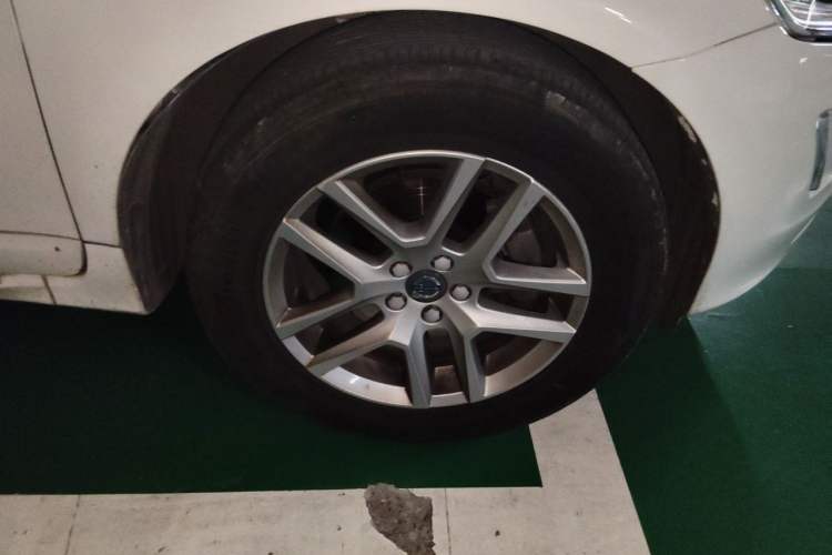 Used Volvo XC60 2017 T5 Smart Upgrade Edition Right Front Wheel Hub