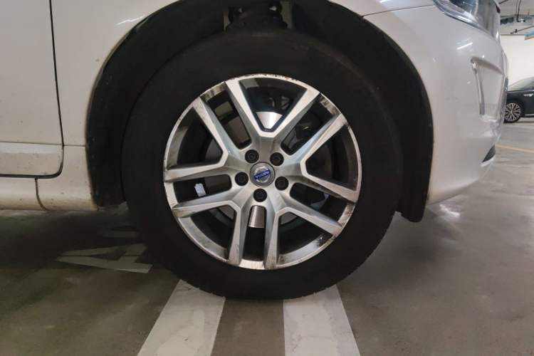 Used Volvo XC60 2017 T5 AWD Smart Upgrade Model Right Front Wheel Hub