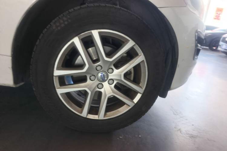 Used Volvo XC60 2017 T5 Smart Upgrade Edition Right Front Wheel Hub