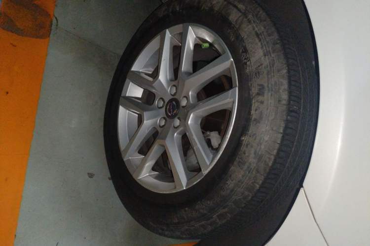 Used Volvo XC60 2017 T5 Smart Upgrade Edition Right Front Wheel Hub
