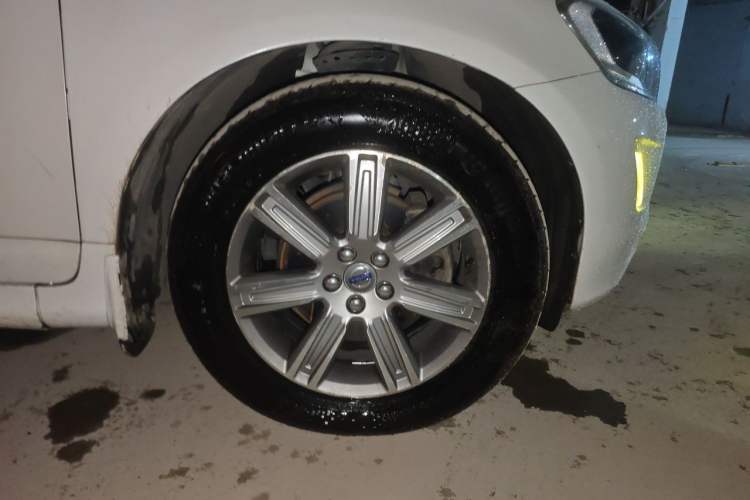 Used Volvo XC60 2017 T5 AWD Smart Range Edition Right Front Wheel Hub