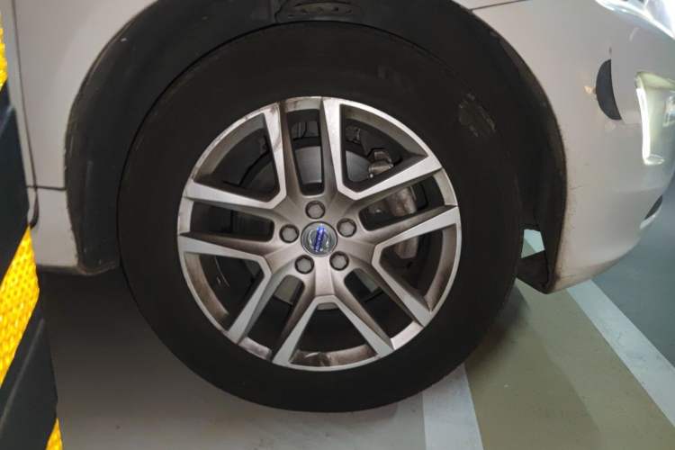 Used Volvo XC60 2017 T5 Smart Upgrade Edition Right Front Wheel Hub