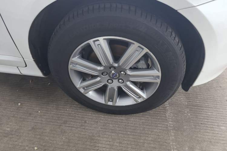 Used Volvo XC60 2017 T5 Smart Upgrade Edition Right Front Wheel Hub