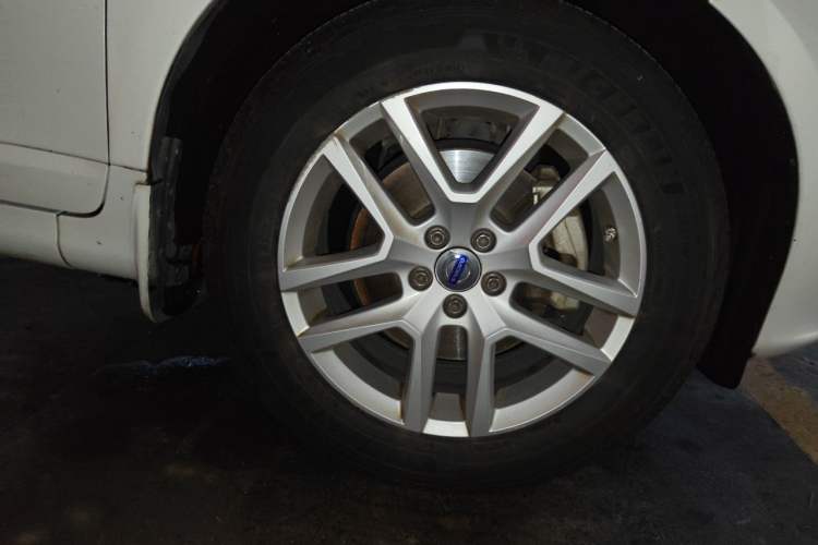 Used Volvo XC60 2017 T5 Smart Upgrade Edition Right Front Wheel Hub