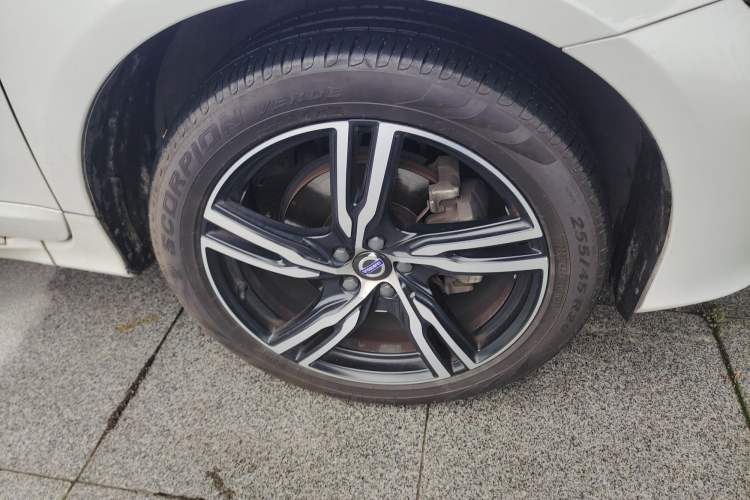 Used Volvo XC60 2017 T5 AWD Personalized Sport Upgrade Edition Right Front Wheel Hub