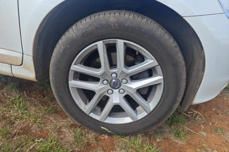 Used Volvo XC60 2017 T5 Smart Upgrade Edition Right Front Wheel Hub