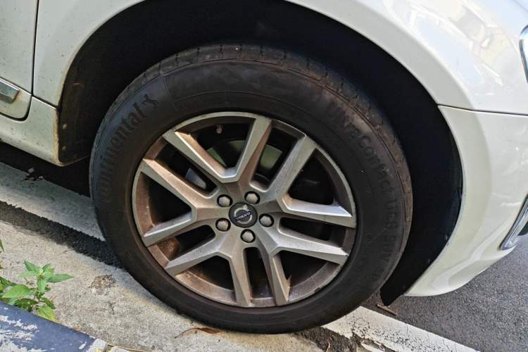 Used Volvo XC60 2017 T5 Smart Upgrade Edition Right Front Wheel Hub