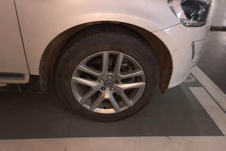 Used Volvo XC60 2017 T5 Smart Upgrade Edition Right Front Wheel Hub