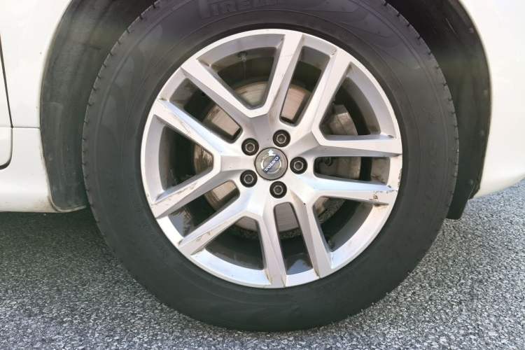 Used Volvo XC60 2017 T5 Smart Upgrade Edition Right Front Wheel Hub
