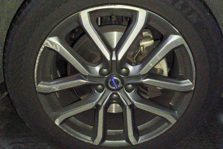 Used Volvo XC60 2017 T5 AWD Smart Upgrade Edition Right Front Wheel Hub