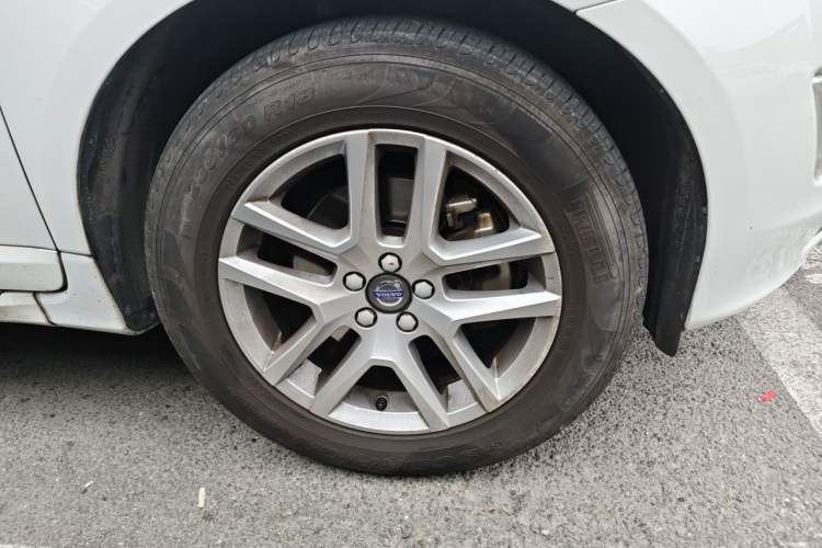 Used Volvo XC60 2017 T5 Smart Upgrade Edition Right Front Wheel Hub