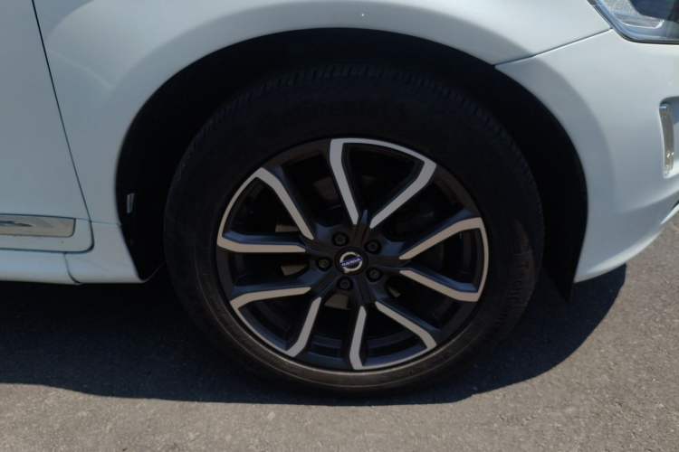 Used Volvo XC60 2017 T5 AWD Smart Upgrade Edition Right Front Wheel Hub