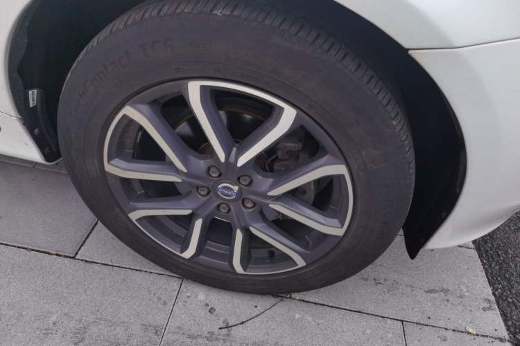 Used Volvo XC60 2017 T5 AWD Smart Upgrade Edition Right Front Wheel Hub