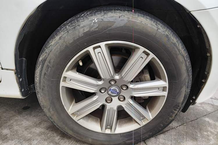 Used Volvo XC60 2017 T5 AWD Smart Range Edition Right Front Wheel Hub