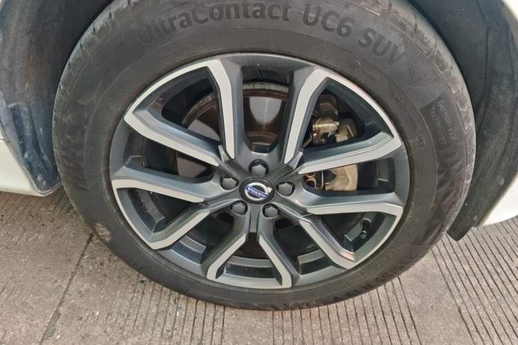 Used Volvo XC60 2017 T5 AWD Smart Upgrade Edition Right Front Wheel Hub