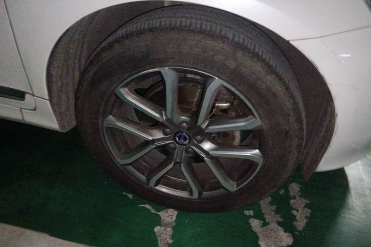Used Volvo XC60 2017 T5 AWD Smart Upgrade Edition Right Front Wheel Hub