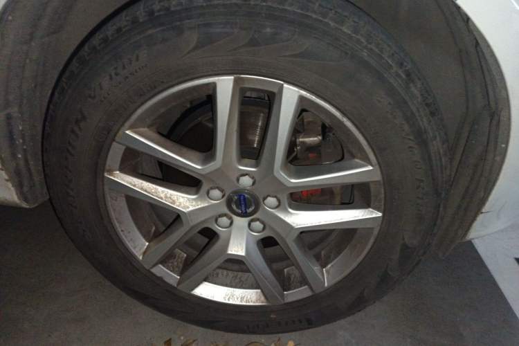 Used Volvo XC60 2017 T5 Smart Upgrade Edition Right Front Wheel Hub