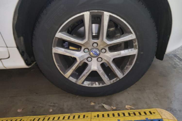 Used Volvo XC60 2017 T5 Smart Upgrade Edition Right Front Wheel Hub