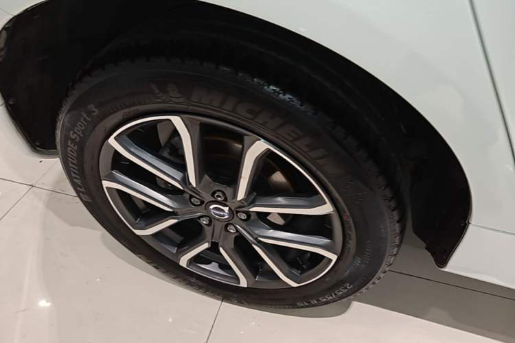 Used Volvo XC60 2017 T5 AWD Smart Upgrade Edition Right Rear Wheel Hub