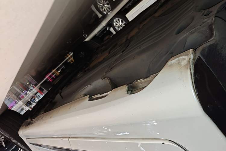 Used Volvo XC60 2017 T5 AWD Smart Upgrade Edition Right Side Sill