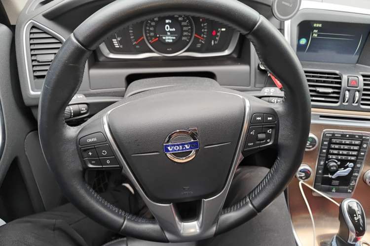 Used Volvo XC60 2017 T5 AWD Smart Upgrade Model Steering Wheel