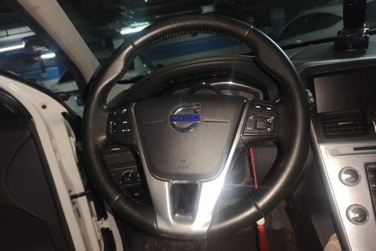 Used Volvo XC60 2017 T5 AWD Smart Range Edition Steering Wheel