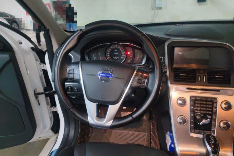 Used Volvo XC60 2017 T5 AWD Smart Upgrade Model Steering Wheel