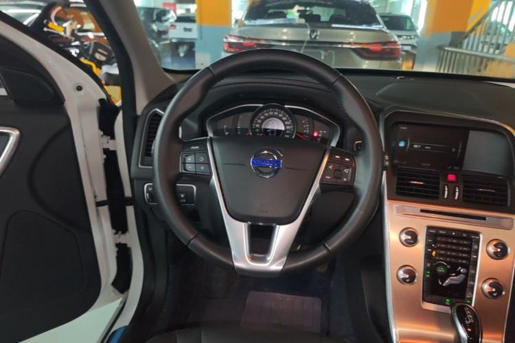 Used Volvo XC60 2017 T5 AWD Smart Upgrade Model Steering Wheel