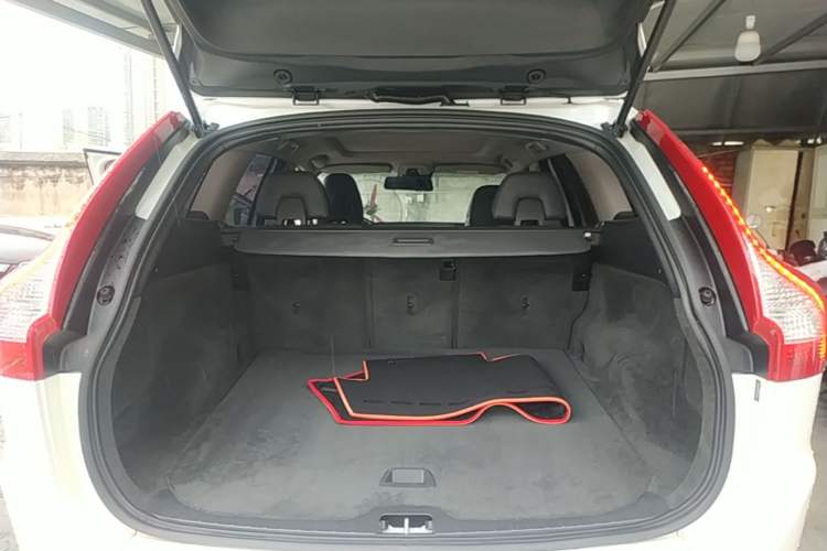 Used Volvo XC60 2017 T5 Smart Upgrade Edition Trunk
