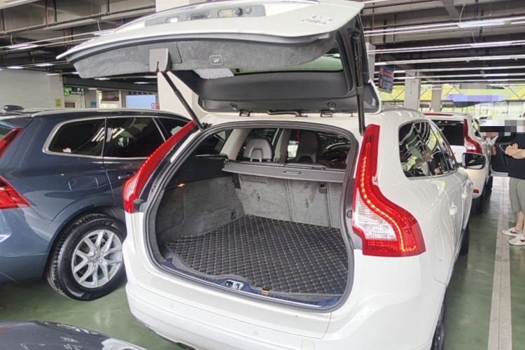 Used Volvo XC60 2017 T5 AWD Smart Upgrade Edition Trunk