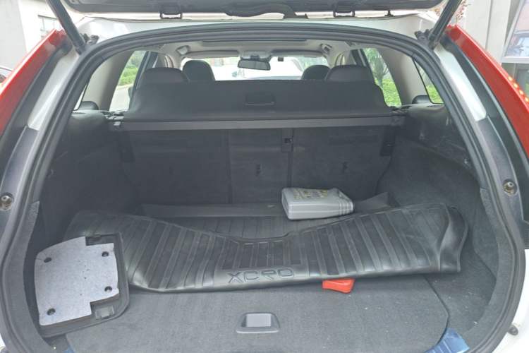 Used Volvo XC60 2017 T5 AWD Smart Range Edition Trunk