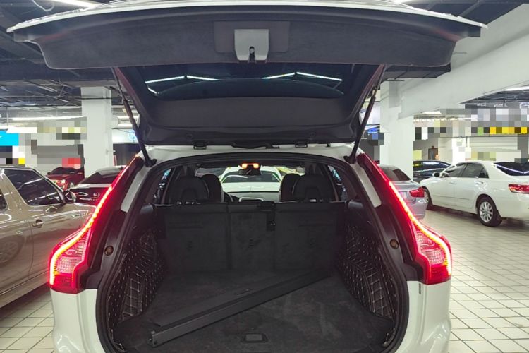 Used Volvo XC60 2017 T5 Smart Upgrade Edition Trunk