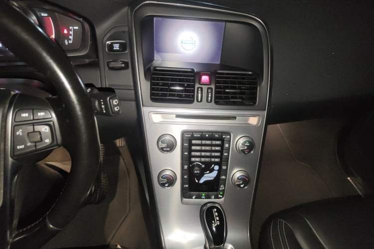 Used Volvo XC60 2017 T5 AWD Smart Upgrade Edition Audio And AC Panel