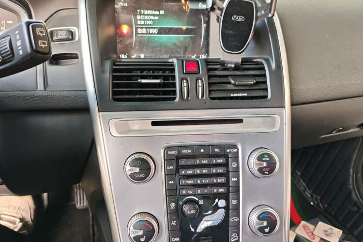 Used Volvo XC60 2017 T5 AWD Smart Upgrade Edition Audio And AC Panel