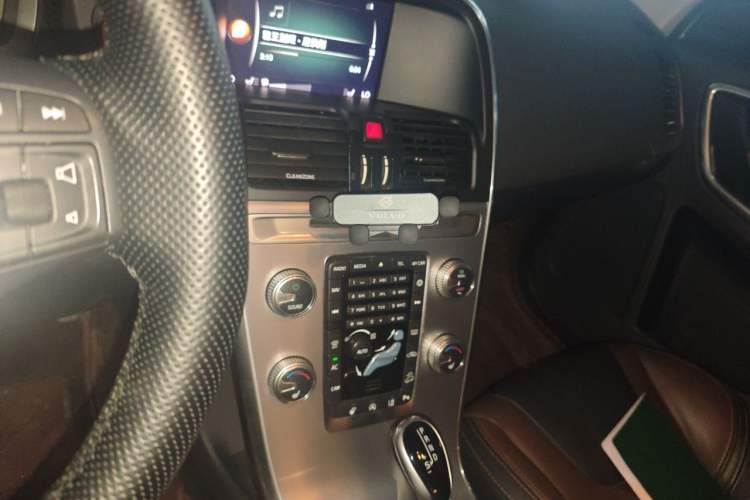 Used Volvo XC60 2017 T5 AWD Smart Upgrade Edition Audio And AC Panel