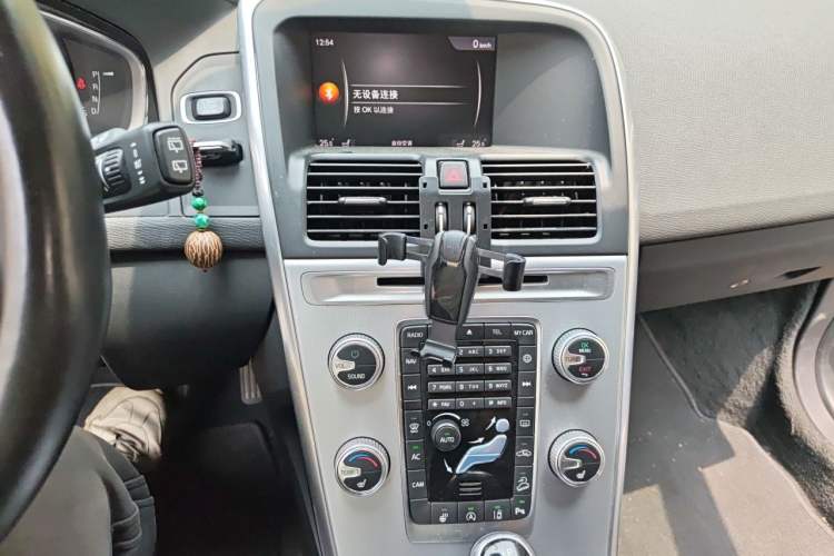 Used Volvo XC60 2017 T5 AWD Smart Upgrade Edition Audio And AC Panel